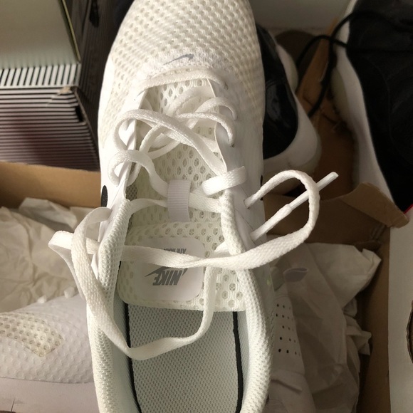 Boys white Nike sneakers size 7 - Picture 2 of 4